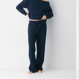 Aritzia 
Cozy Sweatfleece Perfect Banded Sweatpant